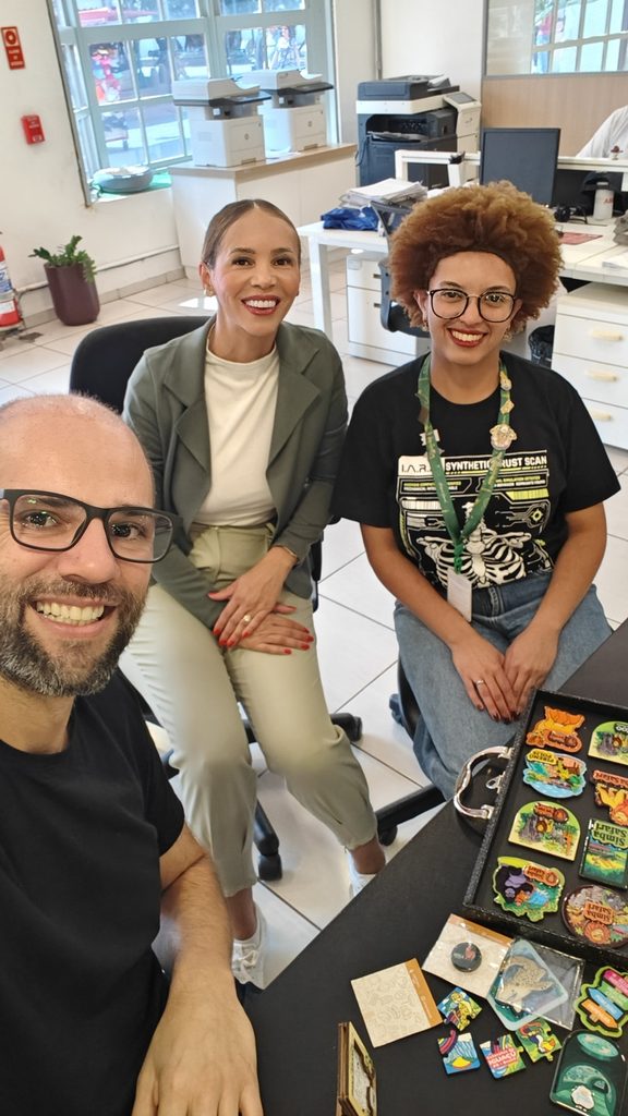 Vinicius, CEO da Arteria Brasil, com a equipe do Hopi Hari e o mostruário de ímãs personalizados para parque temático
